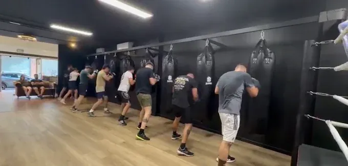 Classe de boxa treballant als sacs