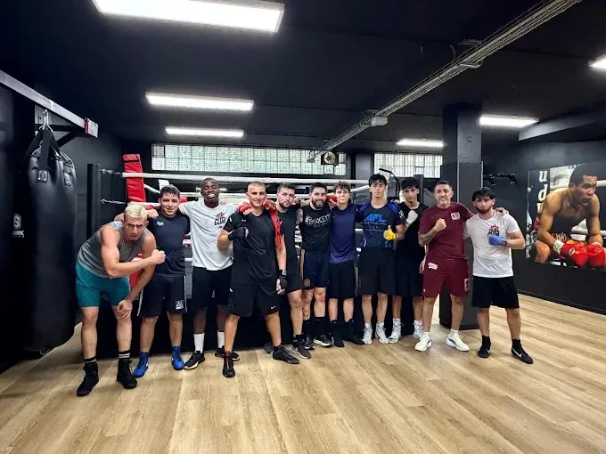 L'equip de Fight Club Lleida davant del ring
